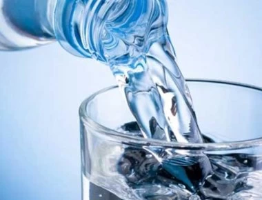 Τί κερδίζετε όταν πίνετε ζεστό νερό – Σε τι θερμοκρασία πρέπει να φτάνει